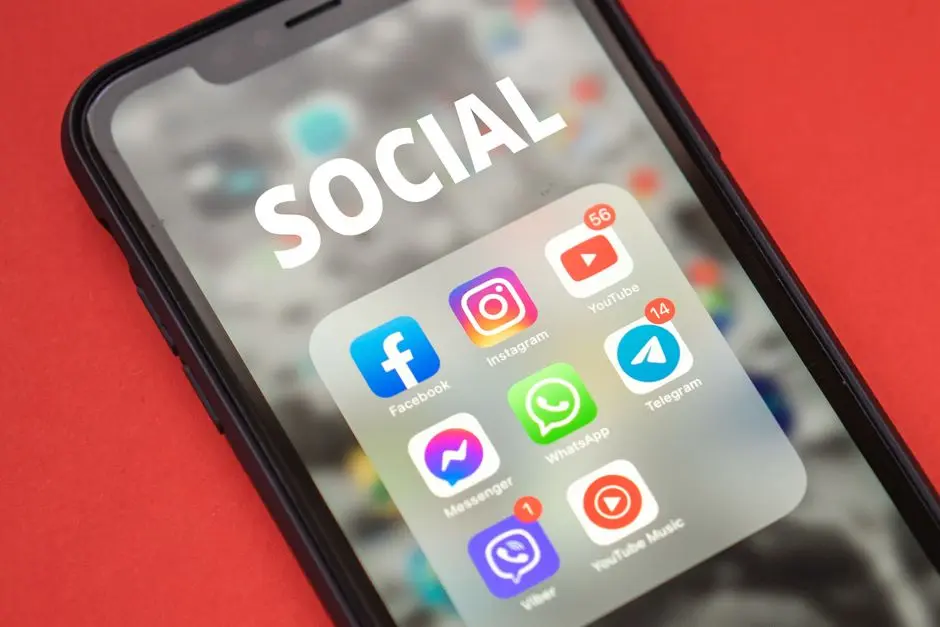 Tampilan layar ponsel dengan notifikasi grup WhatsApp yang tertata rapi, hanya beberapa chat penting
